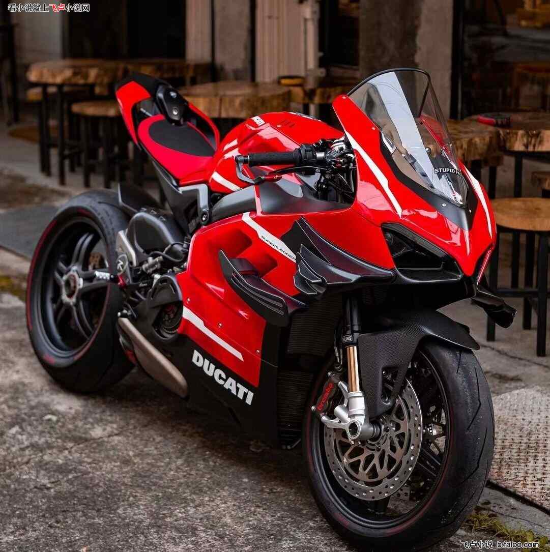 骑重机车出门,呆小妹儿崩溃破防:001.获得杜卡迪superleggera v4!图文